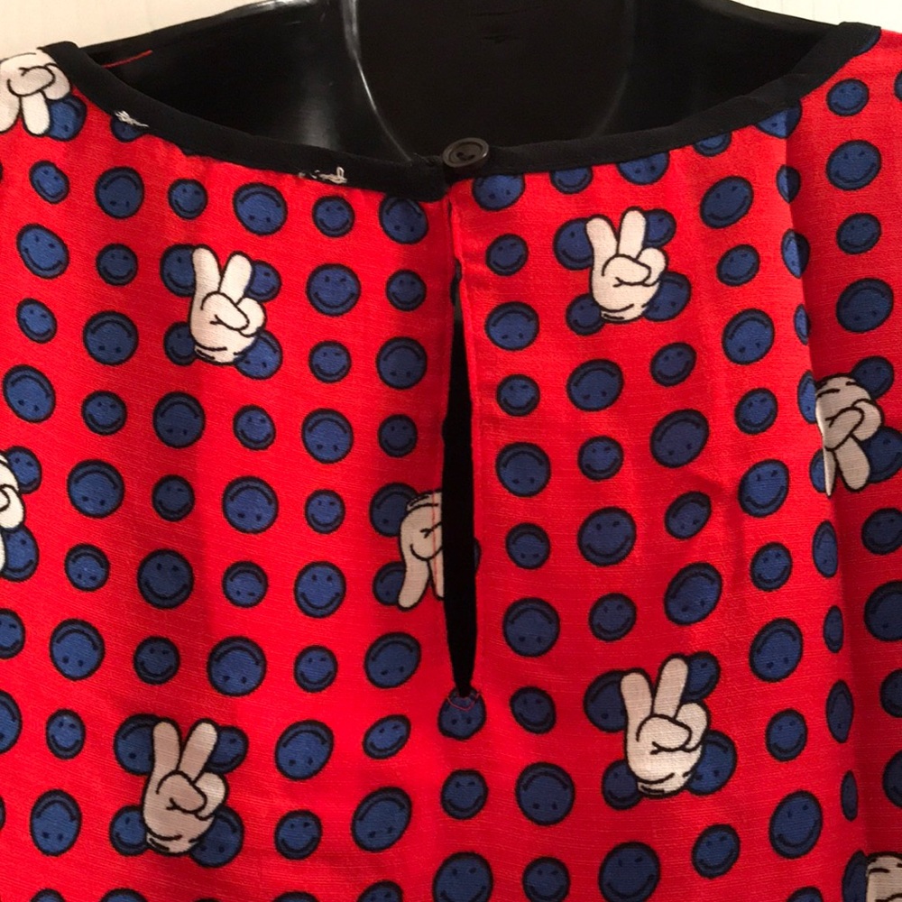 (3X) Plus Size Smiley Face Peace Sign Top - Picture 7 of 8
